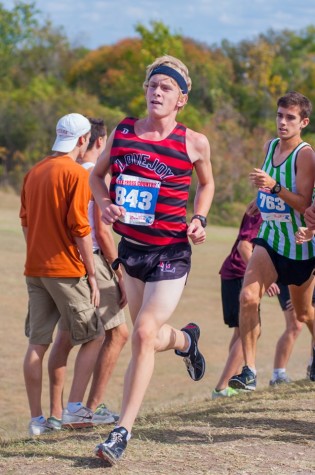 Sophomore Noah Landguth in the last stretch of a cross country race.